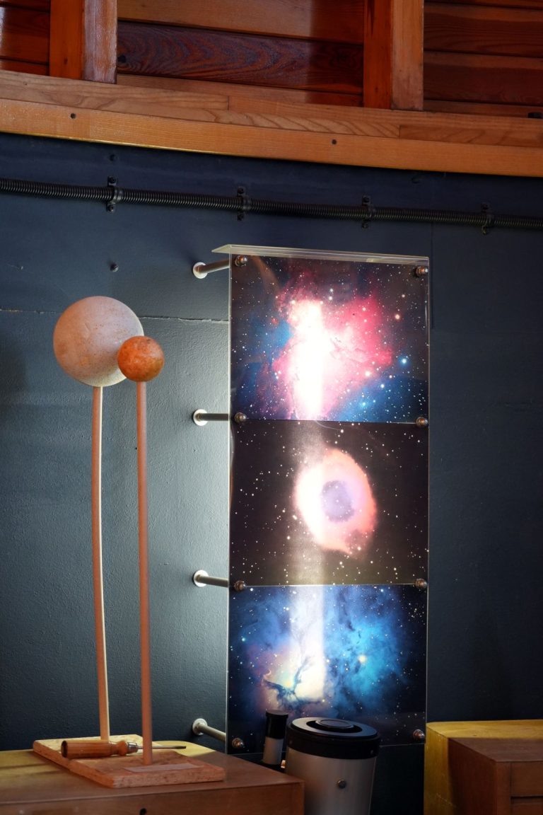 Planetenmodelle und Fotos in der Sternwarte