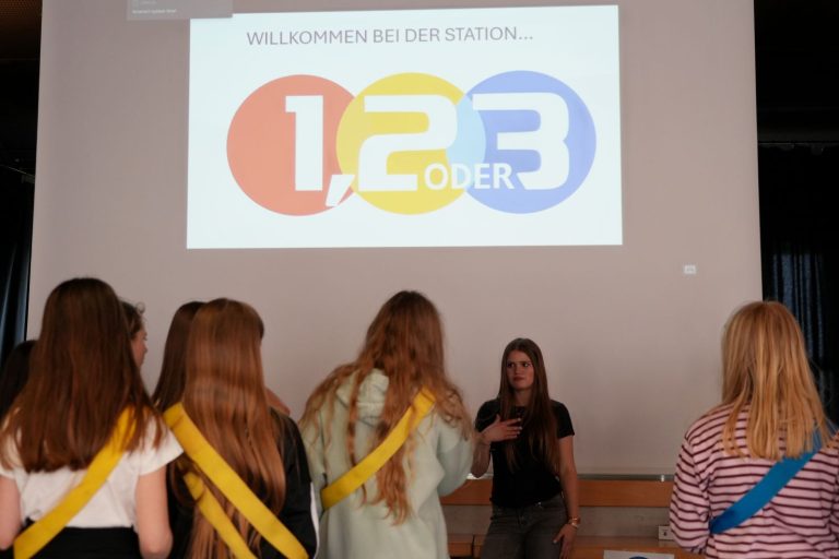 Tutorin erklärt Quiz zur Sternennacht