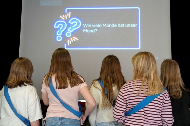 Schülerinnen beim Quiz im Forum