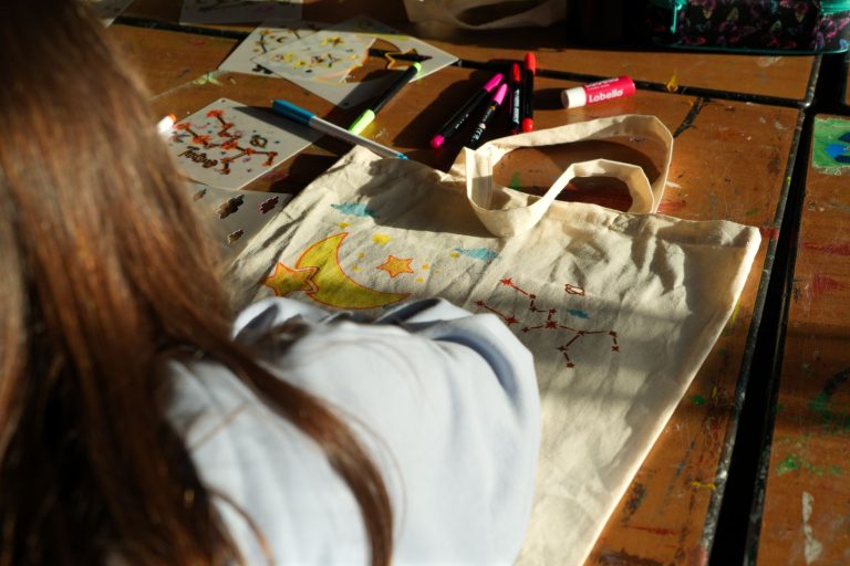Schülerin beim Malen der Sternennachttaschen