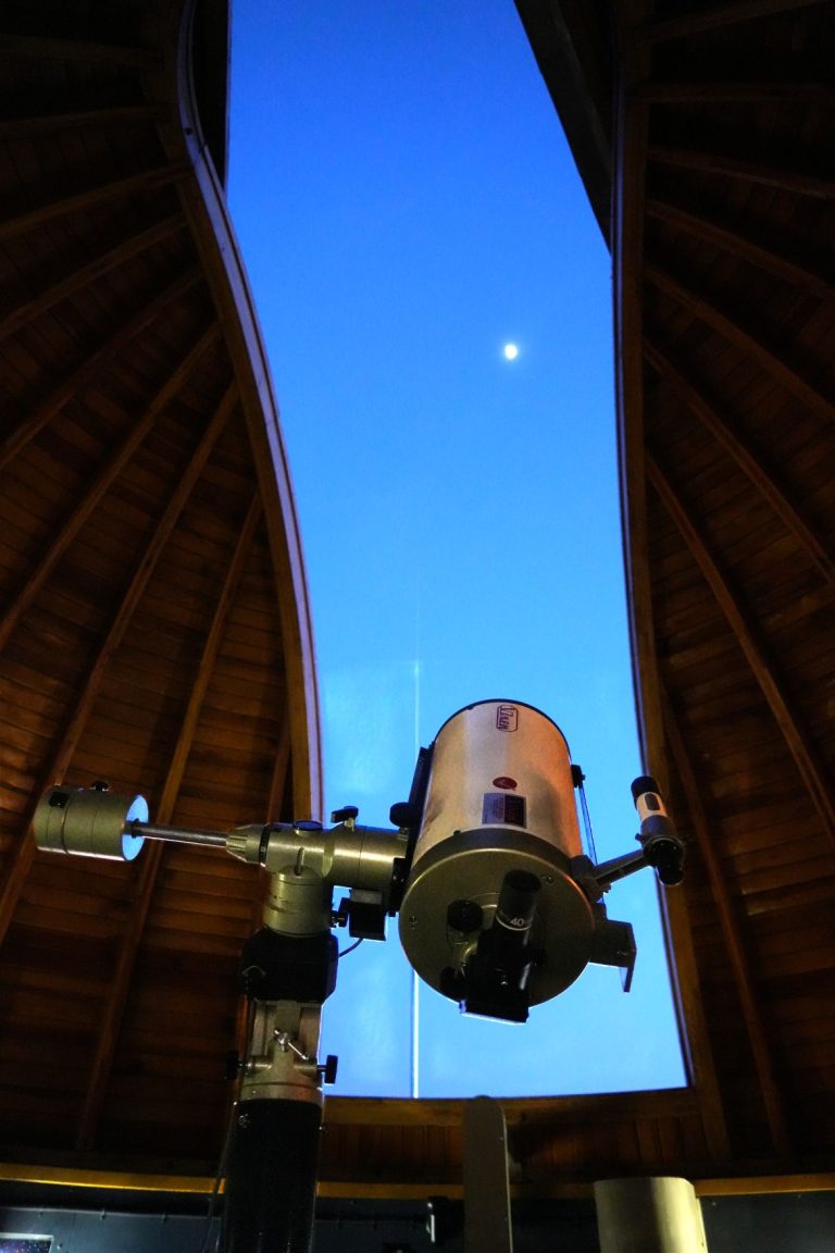 Teleskop mit Blick auf den Mond