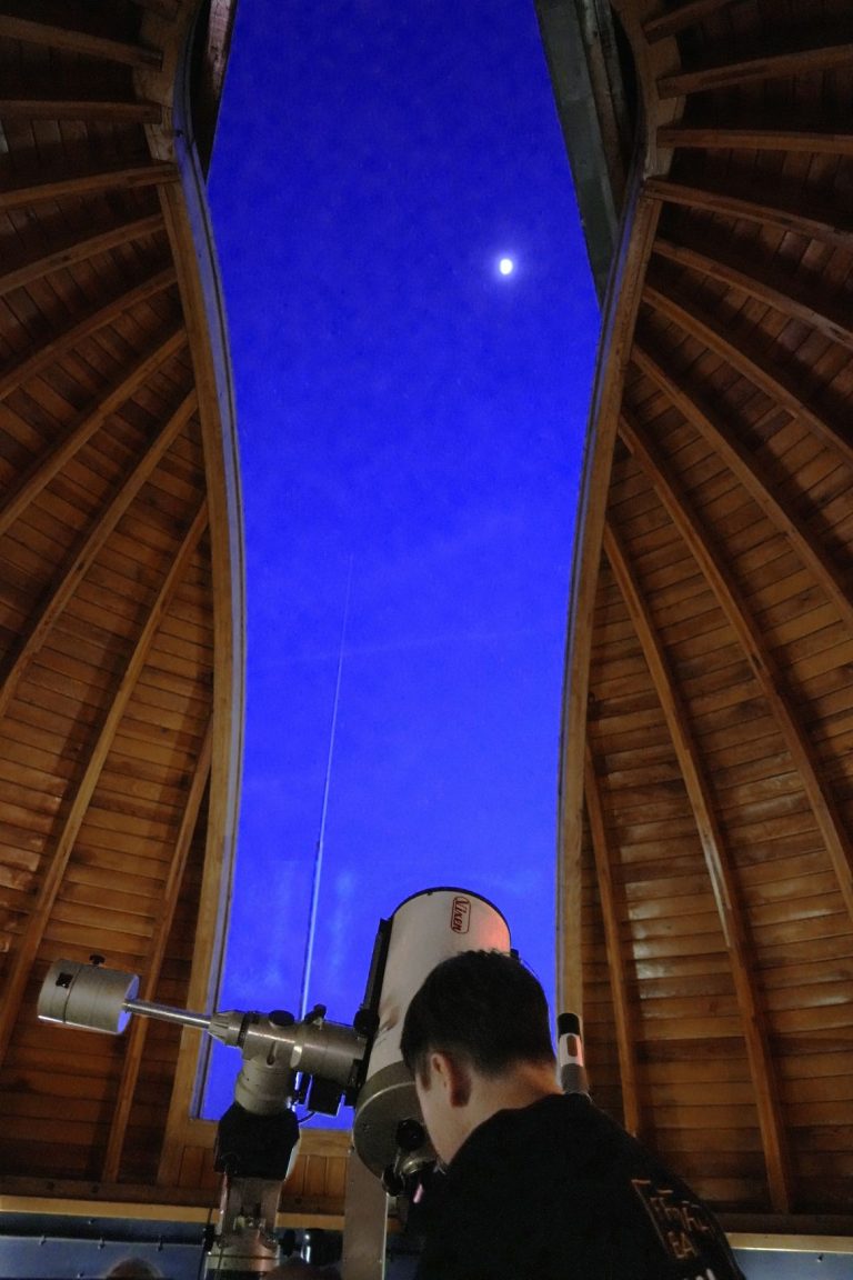 Schüler beim Blick durchs Teleskop