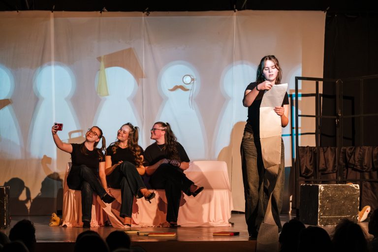 Schülerinnen und Schüler auf führen ihr Textinterpretation im Forum auf