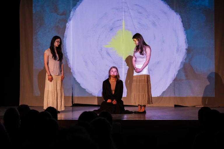 Schülerinnen und Schüler auf führen ihr Textinterpretation im Forum auf