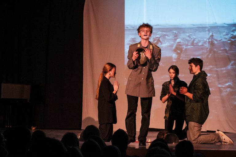 Schülerinnen und Schüler auf führen ihr Textinterpretation im Forum auf