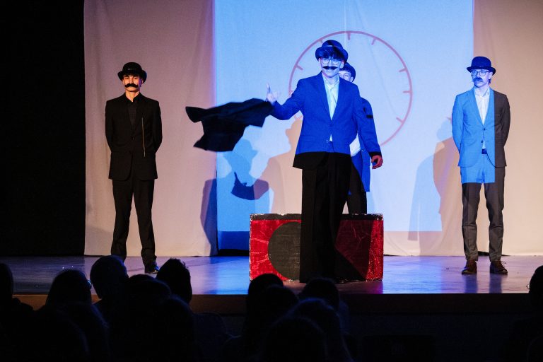 Schülerinnen und Schüler auf führen ihr Textinterpretation im Forum auf