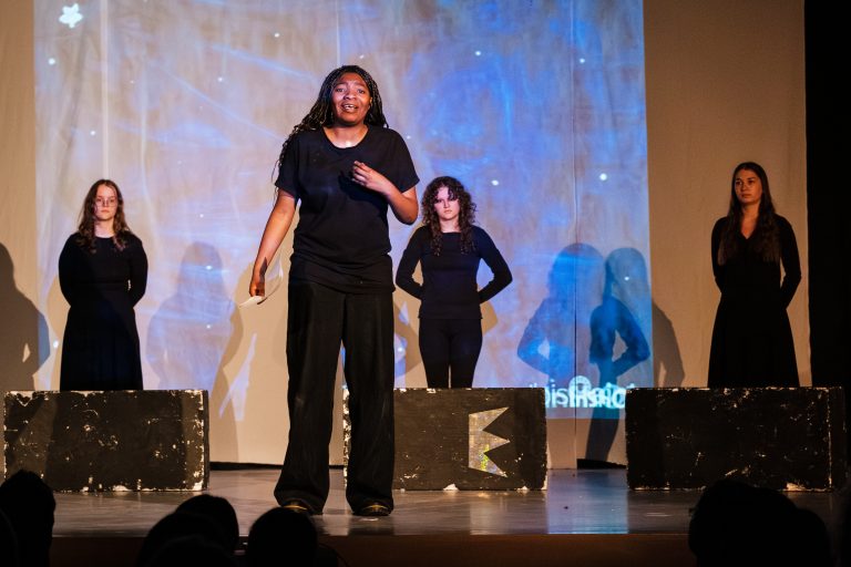 Schülerinnen und Schüler auf führen ihr Textinterpretation im Forum auf