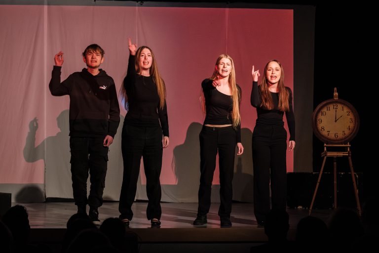 Schülerinnen und Schüler auf führen ihr Textinterpretation im Forum auf