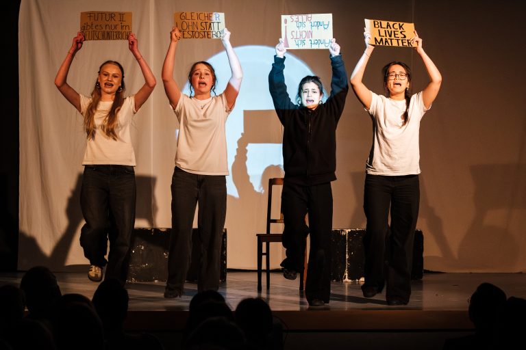 Schülerinnen und Schüler auf führen ihr Textinterpretation im Forum auf