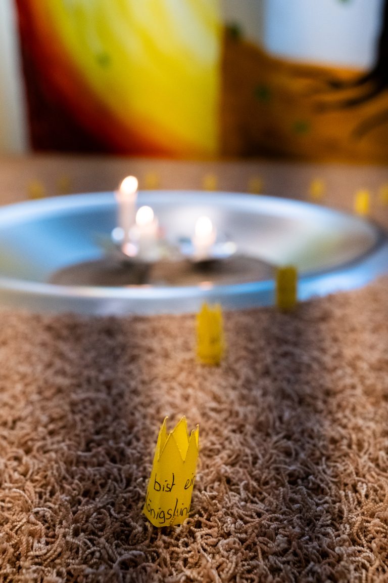 Papierkronen als Dekoration bei der Passionsandacht zum Thema König