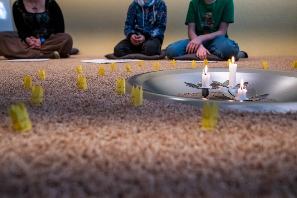 Papierkronen als Dekoration bei der Passionsandacht zum Thema König