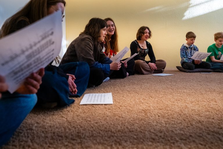 Schülerinnen singen gemeinsam im Andachtsraum während der Passionsandacht