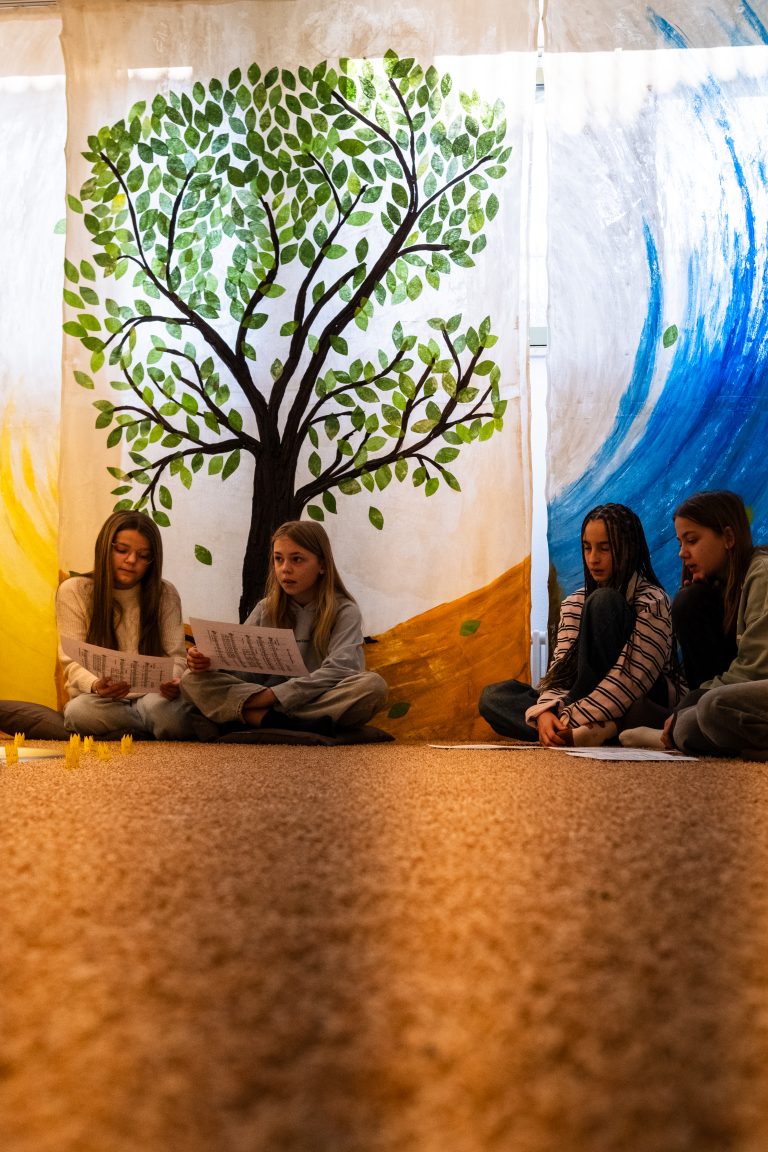 Schülerinnen singen gemeinsam im Andachtsraum während der Passionsandacht