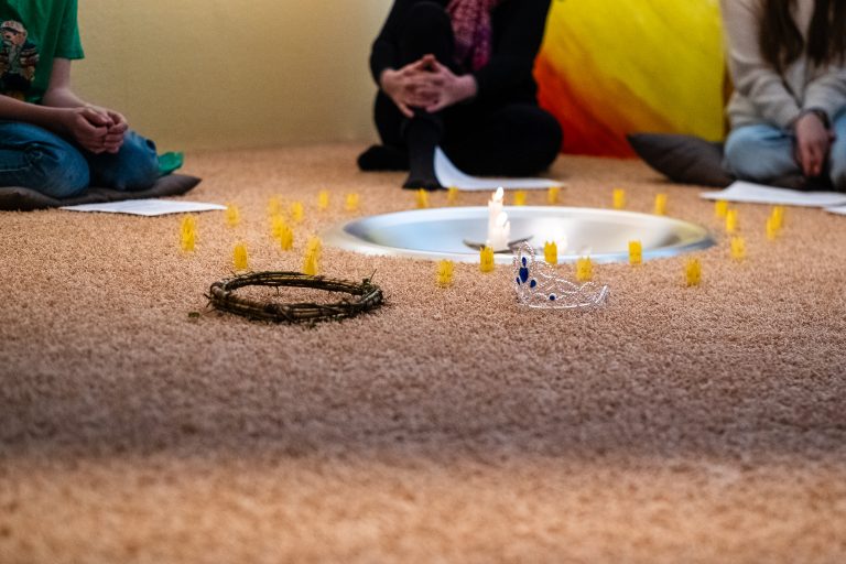 Krone und Dornenkrone als Elemente der Andacht zum Thema König