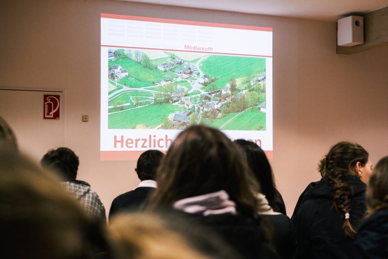 Schülerinnen und Schüler erhalten einen Vortrag im Museum