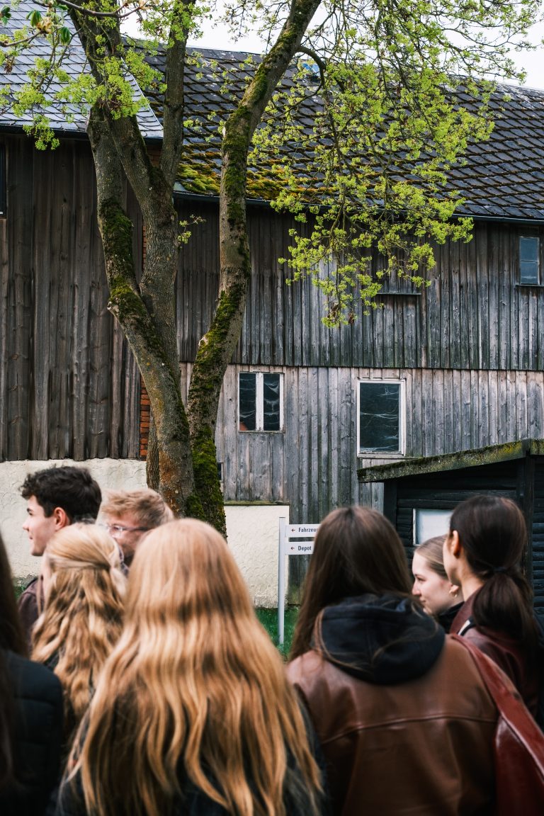 Schülerinnen und Schüler bei der Besichtigung der Grenzanlagen