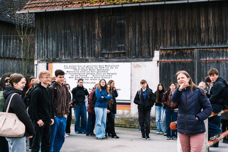 Schülerinnen und Schüler bei der Besichtigung der Grenzanlagen