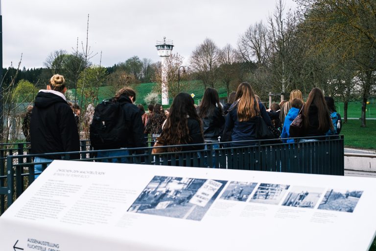 Schülerinnen und Schüler bei der Besichtigung der Grenzanlagen