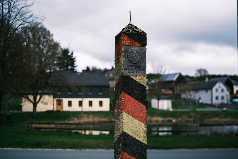 Markierung der ehemaligen Grenze zur DDR