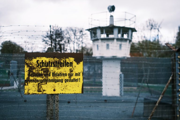 Warnschild und Wachturm der Grenzanlage