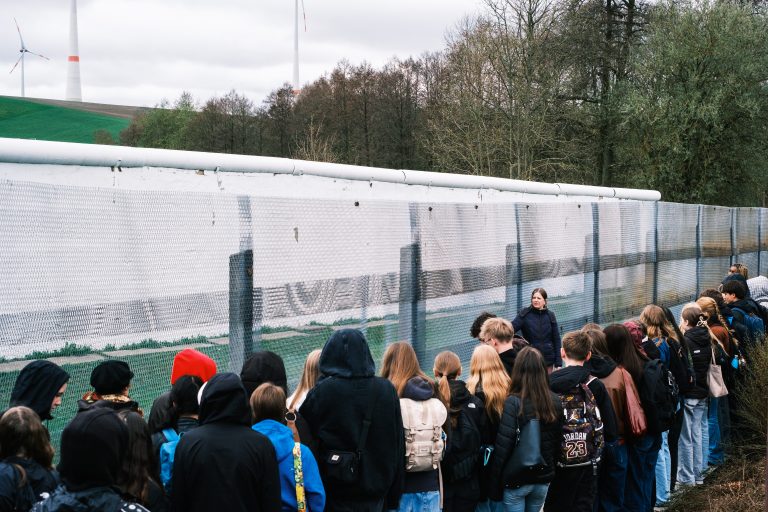 Schülerinnen und Schüler bei der Besichtigung der Grenzanlagen