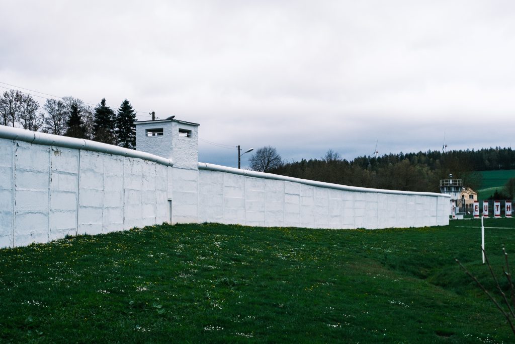 Teil der ehemaligen Mauer mit Wachturm