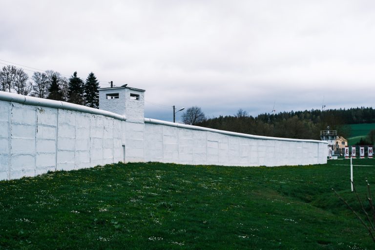 Teil der ehemaligen Mauer mit Wachturm
