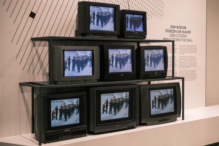 Alte Fernseher zeugen Aufnahmen der Wiedervereinigung