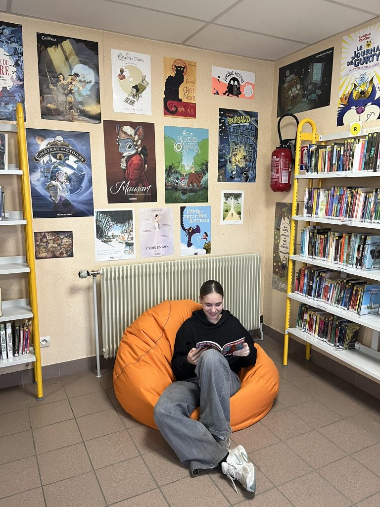 Schülerin liest in Sitzsack in Bibliothek