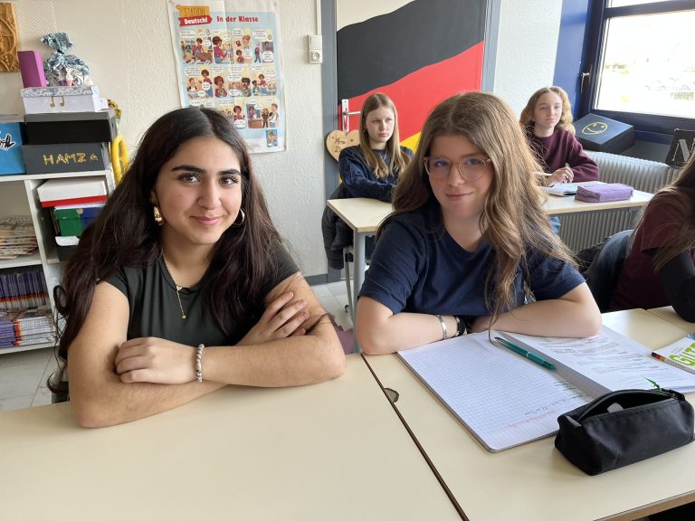 Schülerinnen im Klassenzimmer