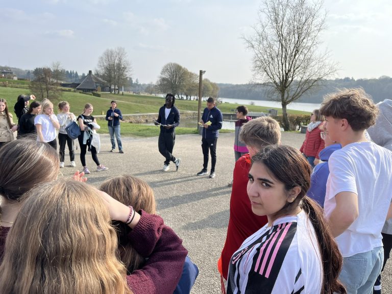 Schülerinnen und Schüler hören Lehrkräften zu