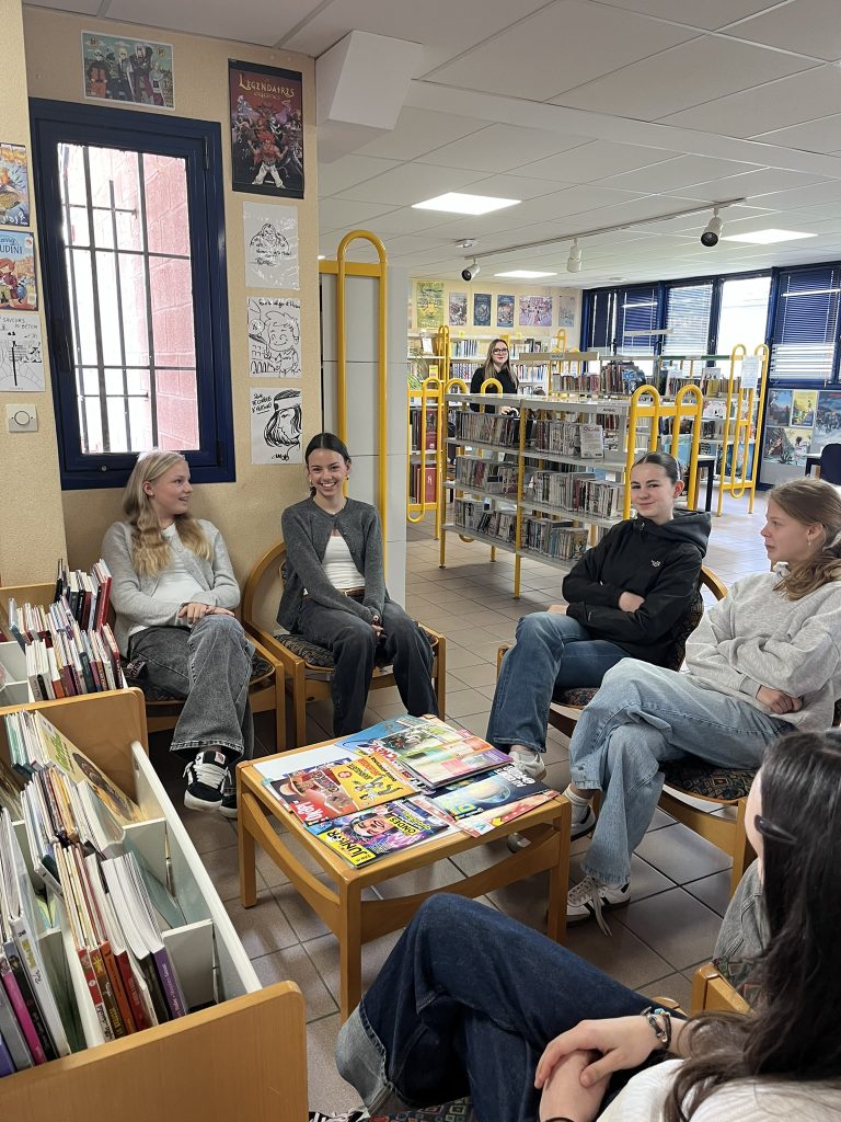 Schülerinnen in der Bibliothek