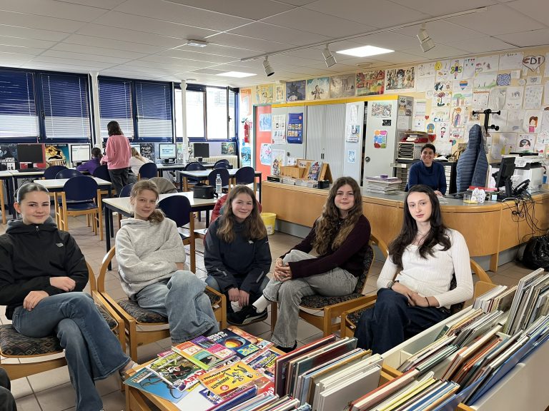 Schülerinnen in der Bibliothek
