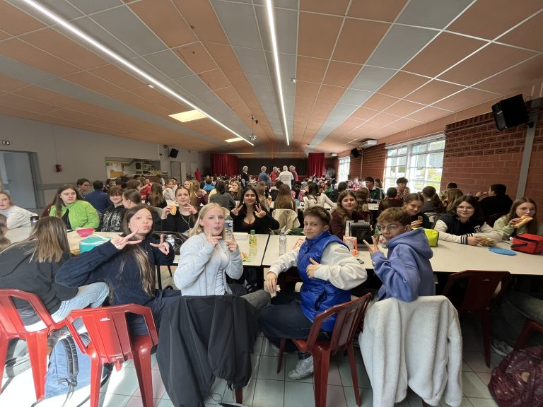 Schülerinnen und Schüler in der Mensa