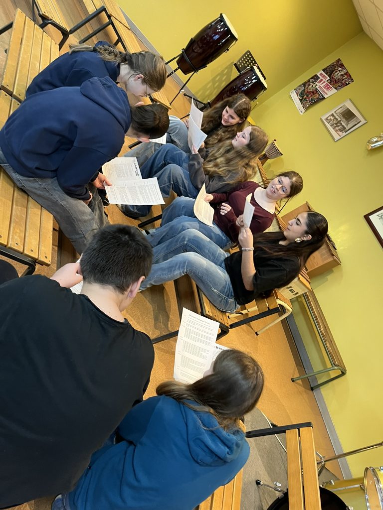 Schülerinnen lesen einen Text