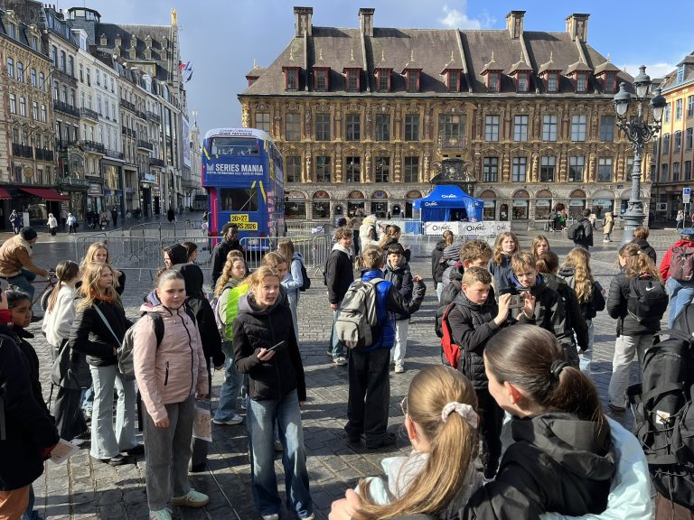 Schülerinnen und Schüler bei einem Ausflug in der Stadt
