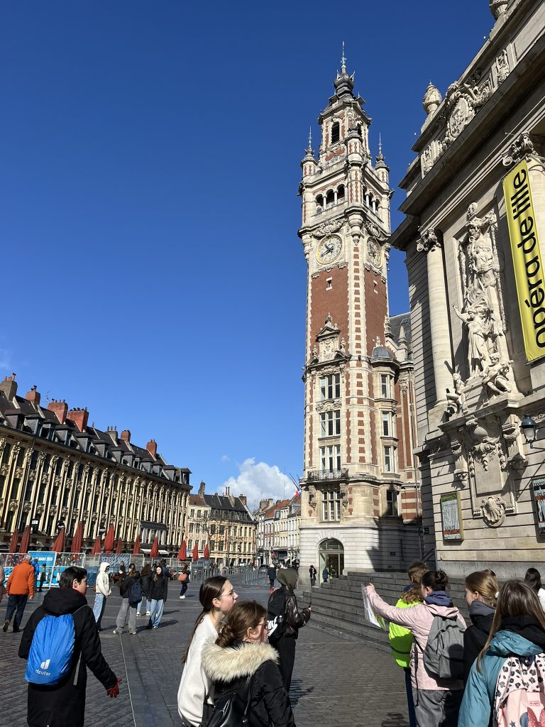 Turm eines alten Gebäudes in der Innenstadt