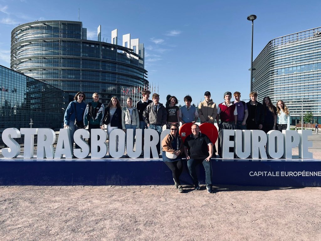 Gruppenfoto des Leistungskurses Politik und Gesellschaft in Straßburg