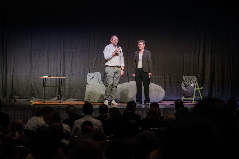 Grußworte vor Beginn des Theaterstücks auf der Bühne in der Stadthalle