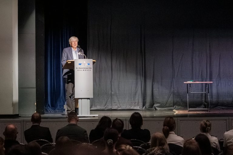 Grußworte vor Beginn des Theaterstücks auf der Bühne in der Stadthalle