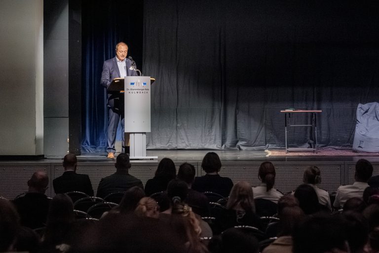 Grußworte vor Beginn des Theaterstücks auf der Bühne in der Stadthalle