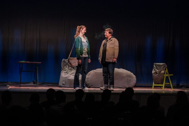 Aufführung des Theaterstücks; Schauspielerin und Schauspieler auf der Bühne