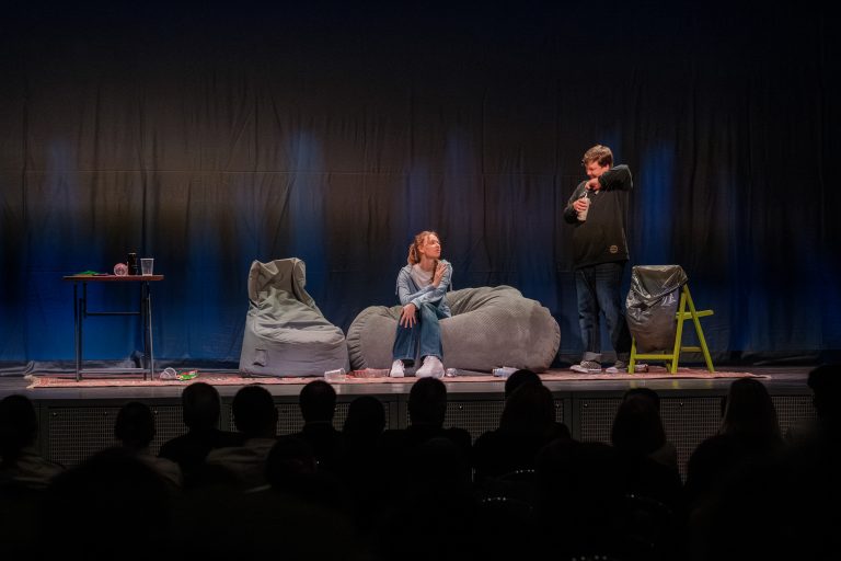 Aufführung des Theaterstücks; Schauspielerin und Schauspieler auf der Bühne