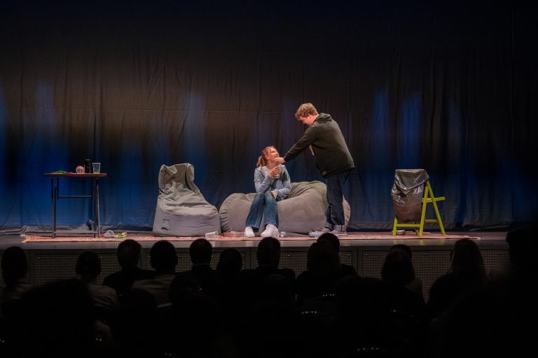 Aufführung des Theaterstücks; Schauspielerin und Schauspieler auf der Bühne