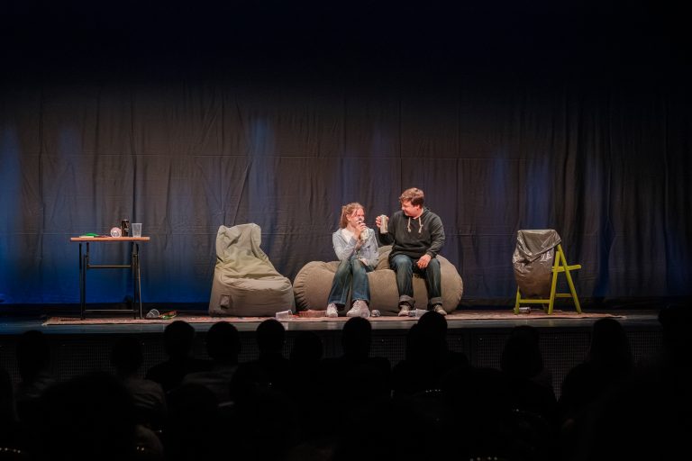 Aufführung des Theaterstücks; Schauspielerin und Schauspieler auf der Bühne