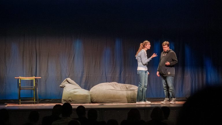 Aufführung des Theaterstücks; Schauspielerin und Schauspieler auf der Bühne