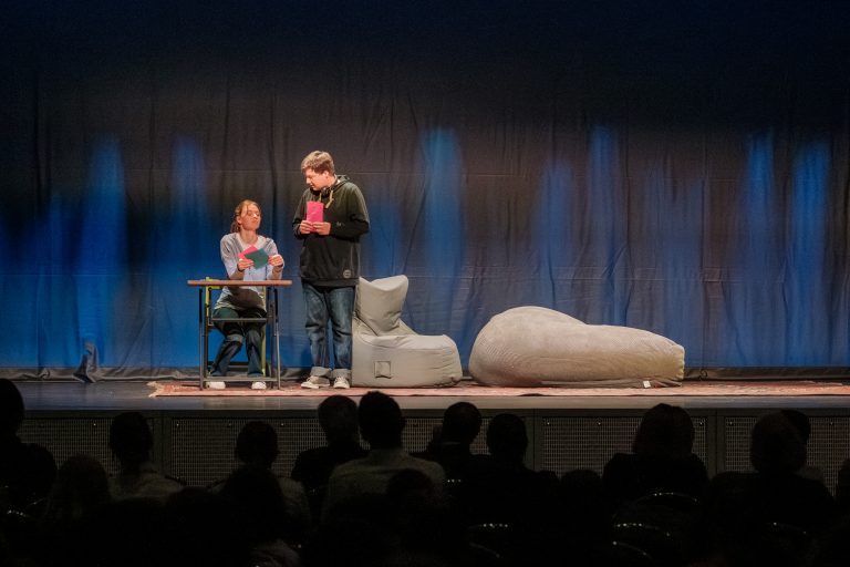 Aufführung des Theaterstücks; Schauspielerin und Schauspieler auf der Bühne