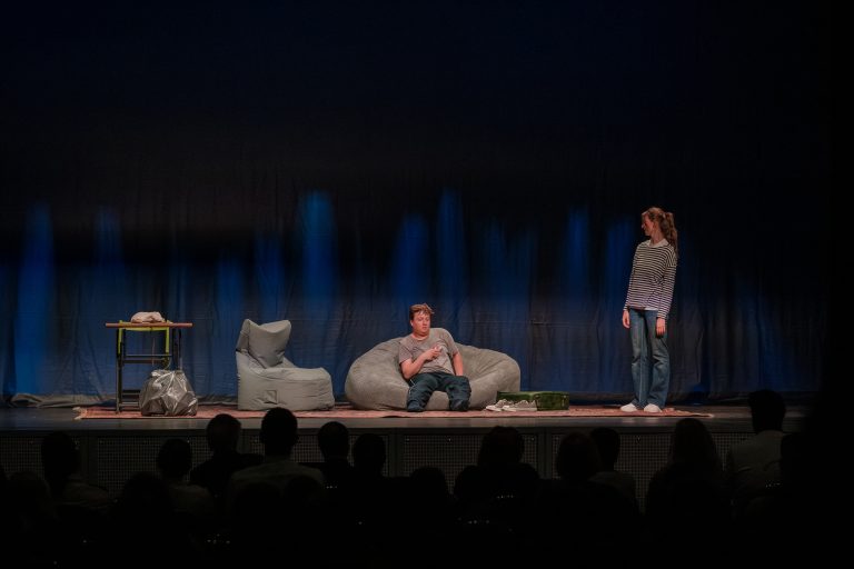 Aufführung des Theaterstücks; Schauspielerin und Schauspieler auf der Bühne