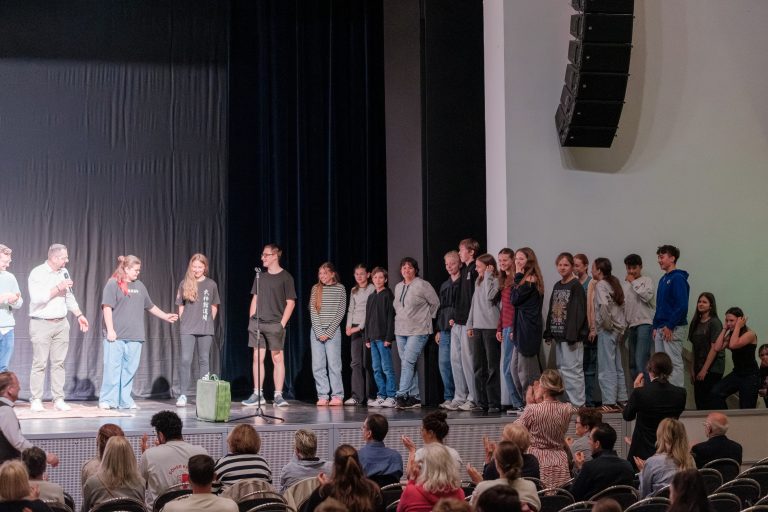Schülerinnen und Schüler der 7a werden auf die Bühne gebeten