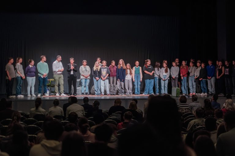 Schülerinnen und Schüler der 7a werden auf die Bühne gebeten